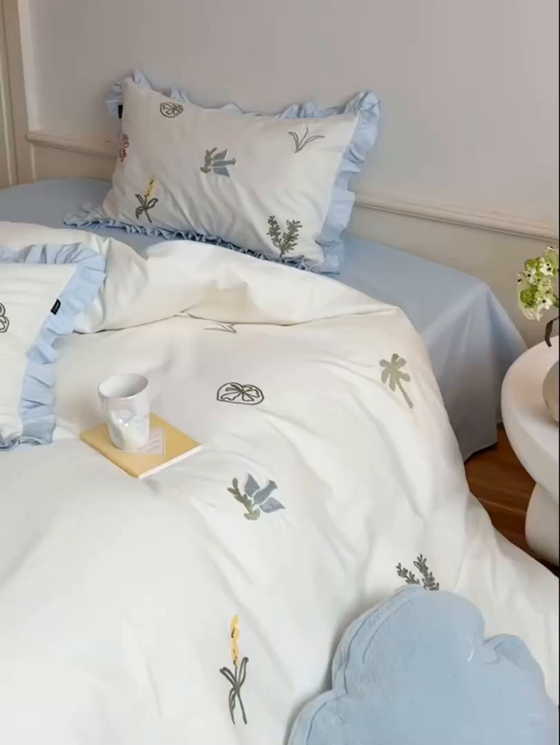 91家纺网 家纺一手货源 找家纺 鹿班家居 2025新款秋冬款100S全棉磨毛毛巾绣系列四件套-海盐梦境-场景一（标准会员-20元） 海盐梦境-蓝色