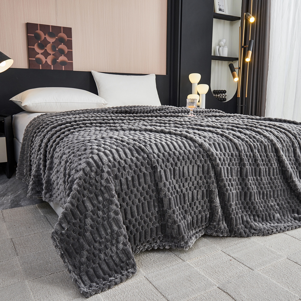 91家纺网 家纺一手货源 找家纺 枋梢家纺 2025新款福禄抽条法兰绒牛奶绒高克重毯空调小毯子毛毯盖毯 福禄抽条毛毯-深灰