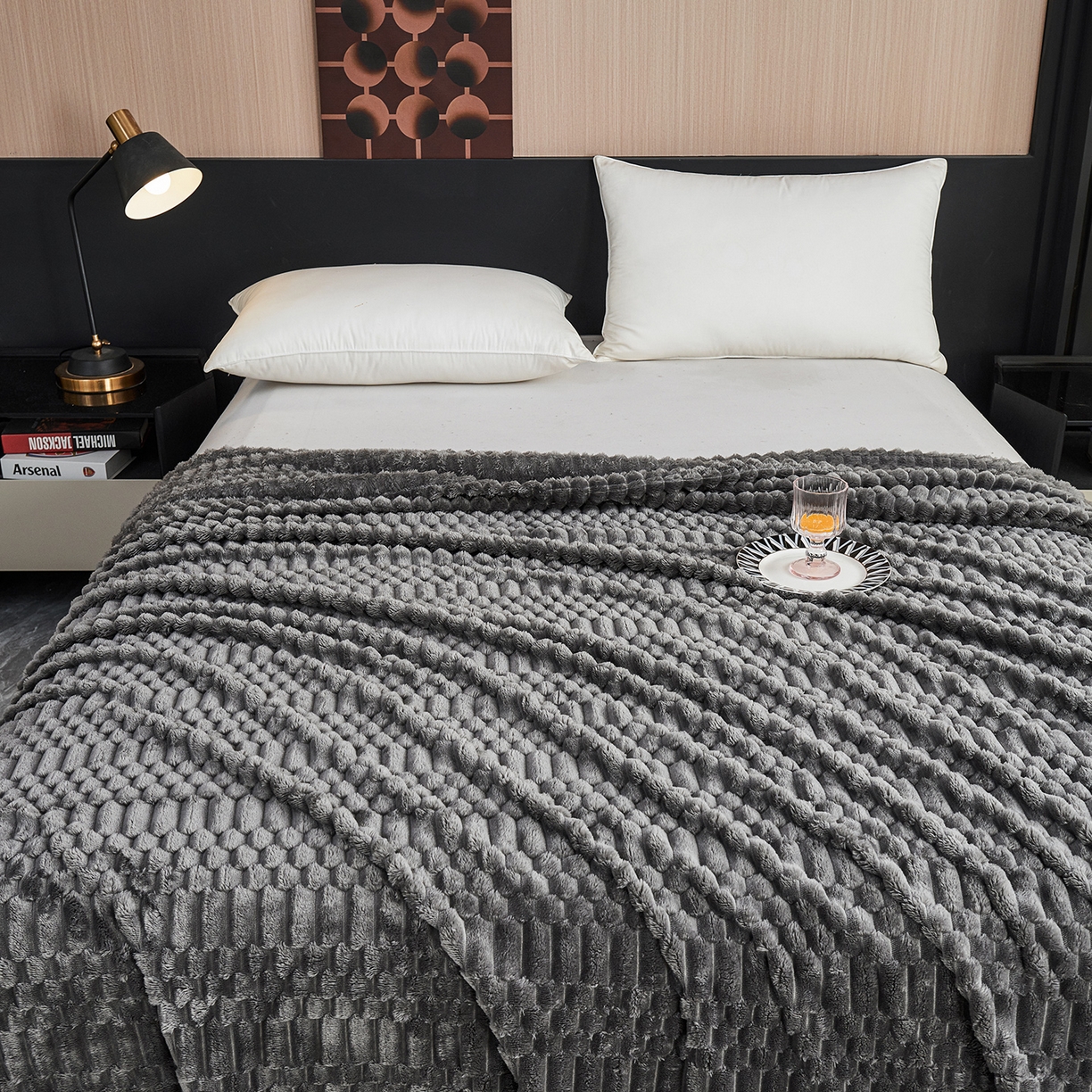 91家纺网 家纺一手货源 找家纺 枋梢家纺 2025新款福禄抽条法兰绒牛奶绒高克重毯空调小毯子毛毯盖毯 福禄抽条毛毯-深灰