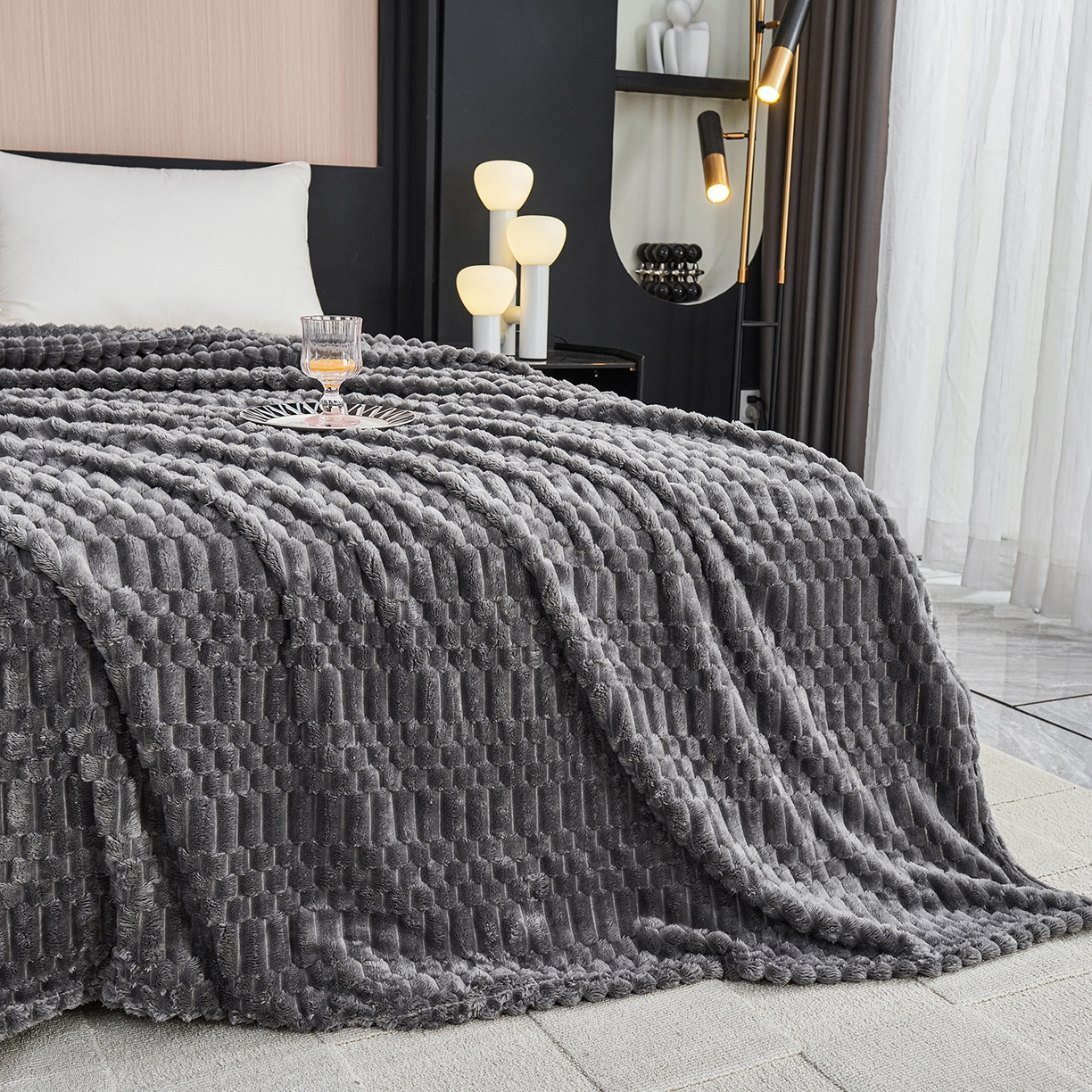 91家纺网 家纺一手货源 找家纺 枋梢家纺 2025新款福禄抽条法兰绒牛奶绒高克重毯空调小毯子毛毯盖毯 福禄抽条毛毯-深灰