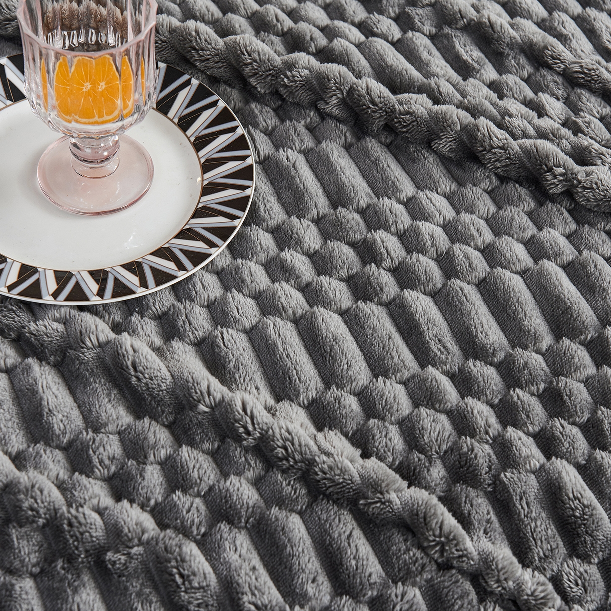 91家纺网 家纺一手货源 找家纺 枋梢家纺 2025新款福禄抽条法兰绒牛奶绒高克重毯空调小毯子毛毯盖毯 福禄抽条毛毯-深灰