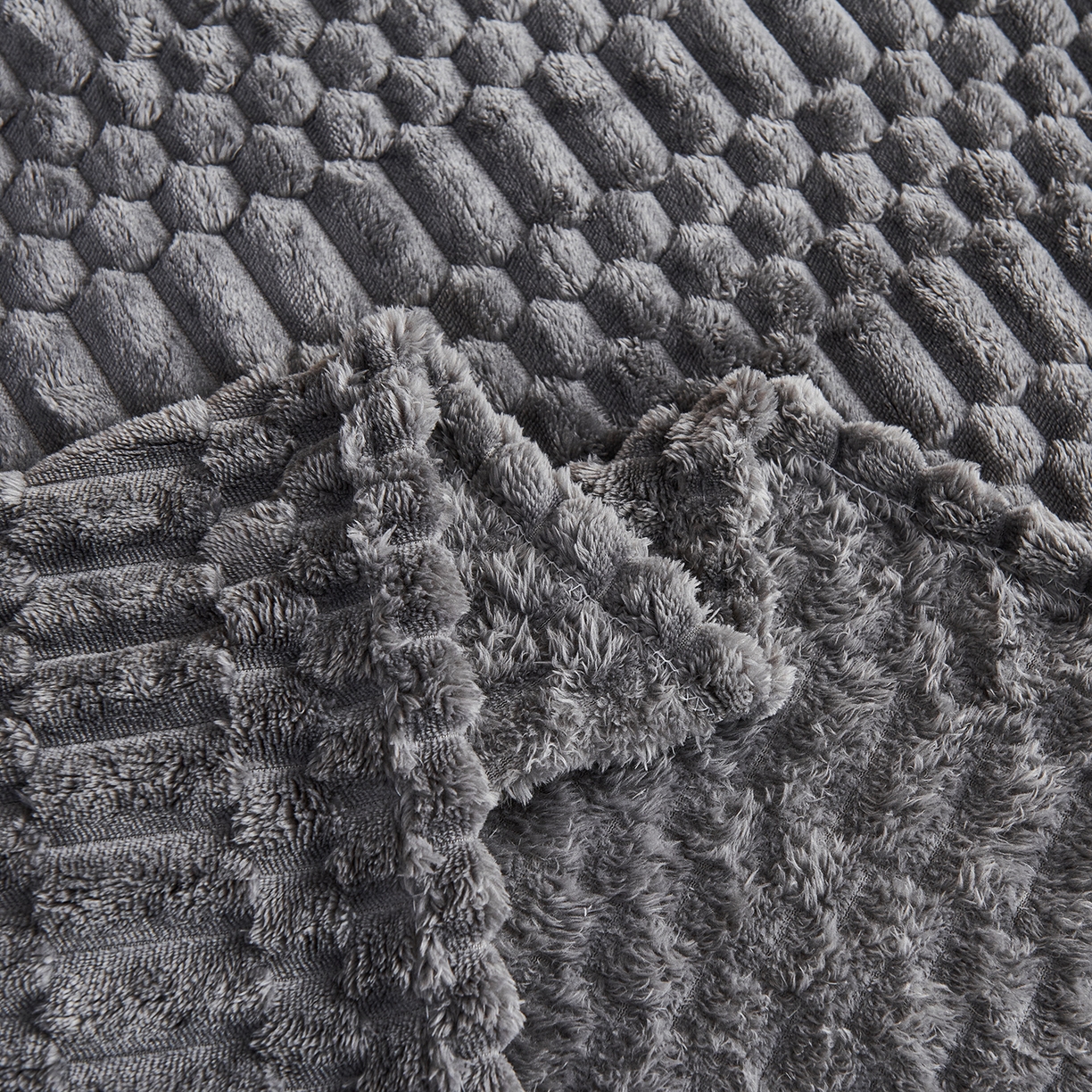 91家纺网 家纺一手货源 找家纺 枋梢家纺 2025新款福禄抽条法兰绒牛奶绒高克重毯空调小毯子毛毯盖毯 福禄抽条毛毯-深灰