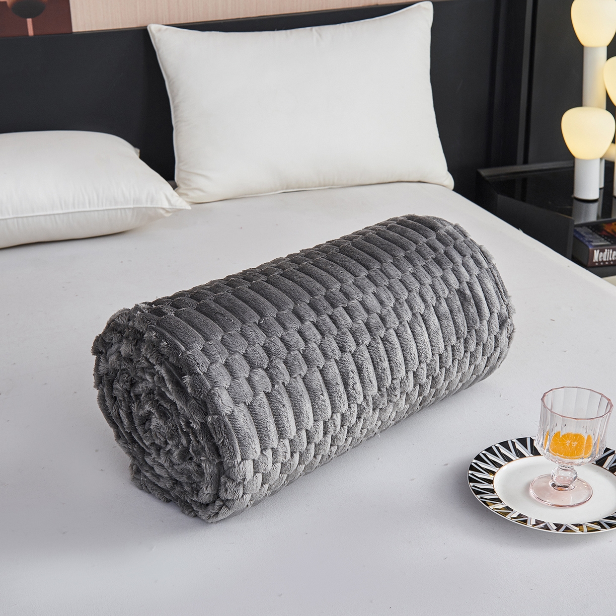 91家纺网 家纺一手货源 找家纺 枋梢家纺 2025新款福禄抽条法兰绒牛奶绒高克重毯空调小毯子毛毯盖毯 福禄抽条毛毯-深灰