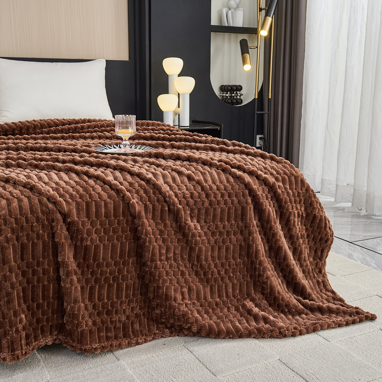 91家纺网 家纺一手货源 找家纺 枋梢家纺 2025新款福禄抽条法兰绒牛奶绒高克重毯空调小毯子毛毯盖毯 福禄抽条毛毯-深咖