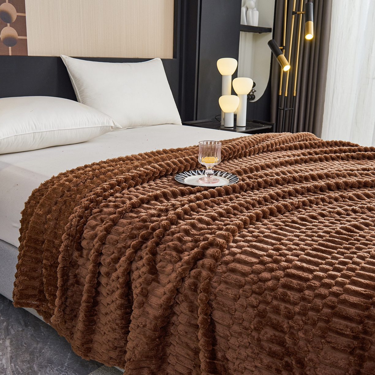 91家纺网 家纺一手货源 找家纺 枋梢家纺 2025新款福禄抽条法兰绒牛奶绒高克重毯空调小毯子毛毯盖毯 福禄抽条毛毯-深咖