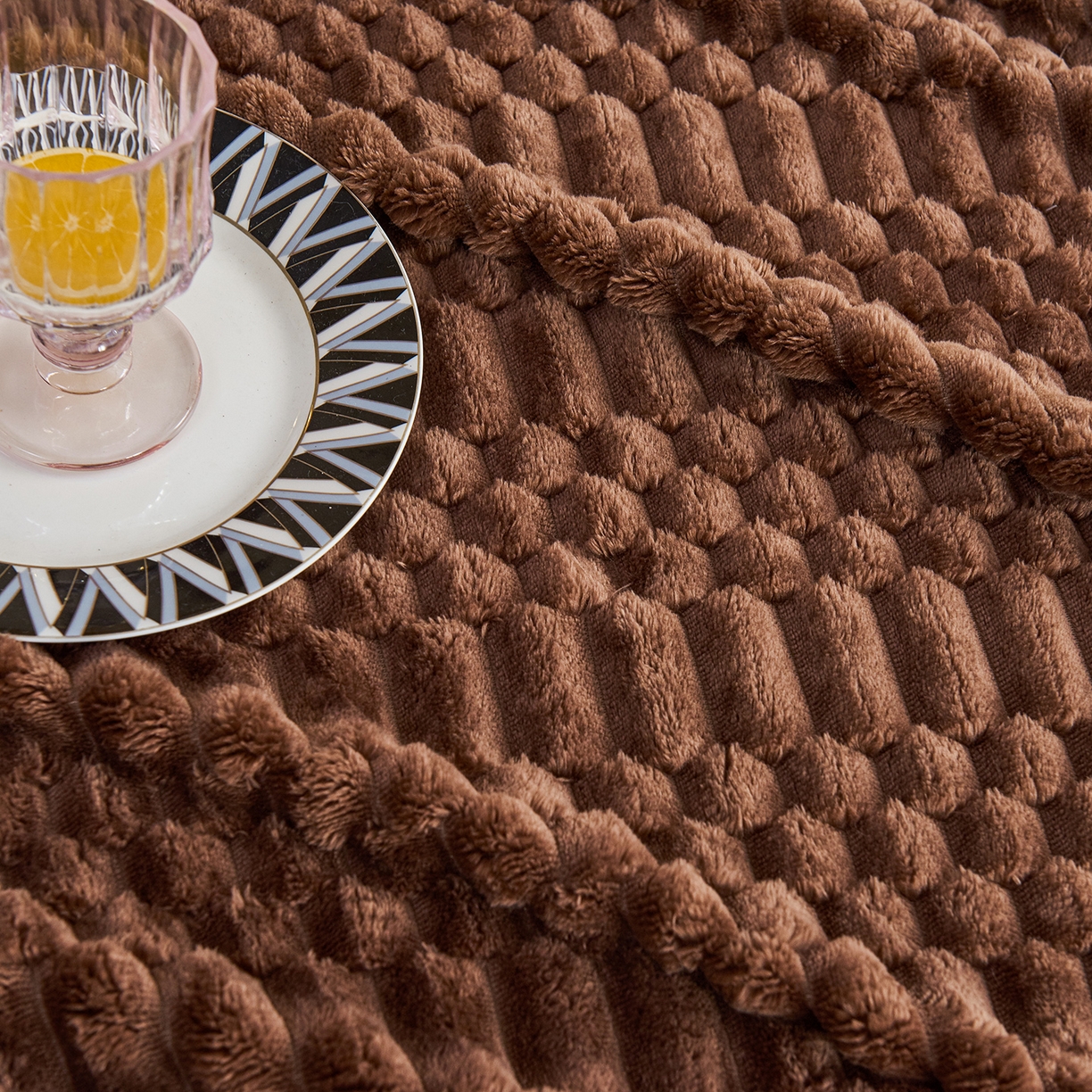 91家纺网 家纺一手货源 找家纺 枋梢家纺 2025新款福禄抽条法兰绒牛奶绒高克重毯空调小毯子毛毯盖毯 福禄抽条毛毯-深咖