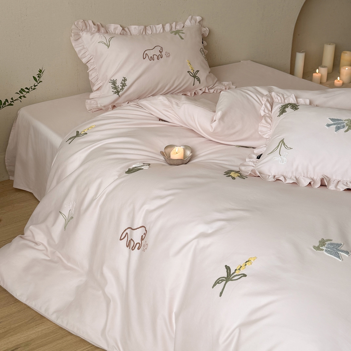 91家纺网 家纺一手货源 找家纺 鹿班家居 2025新款秋冬款100S全棉磨毛毛巾绣系列四件套-海盐梦境-场景二（标准会员-20元） 海盐梦境-粉色