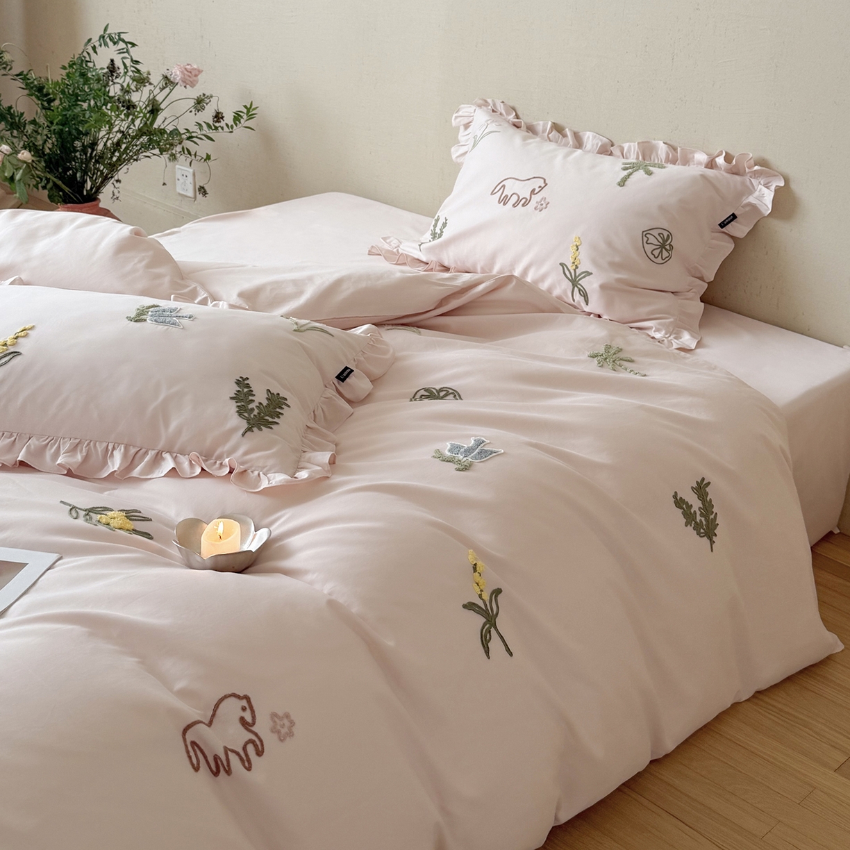 91家纺网 家纺一手货源 找家纺 鹿班家居 2025新款秋冬款100S全棉磨毛毛巾绣系列四件套-海盐梦境-场景二（标准会员-20元） 海盐梦境-粉色