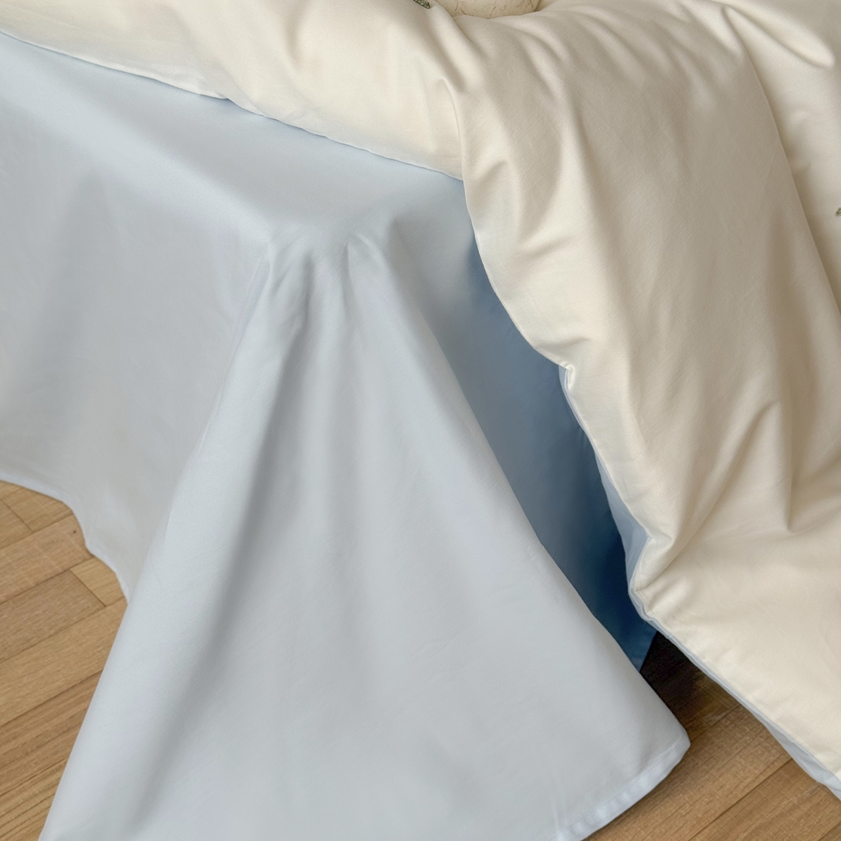 91家纺网 家纺一手货源 找家纺 鹿班家居 2025新款秋冬款100S全棉磨毛毛巾绣系列四件套-海盐梦境-场景二（标准会员-20元） 海盐梦境-蓝色