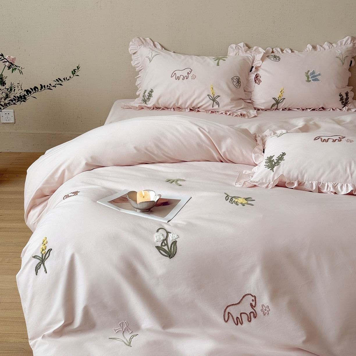 91家纺网 家纺一手货源 找家纺 鹿班家居 2025新款秋冬款100S全棉磨毛毛巾绣系列四件套-海盐梦境-场景二（标准会员-20元） 海盐梦境-粉色