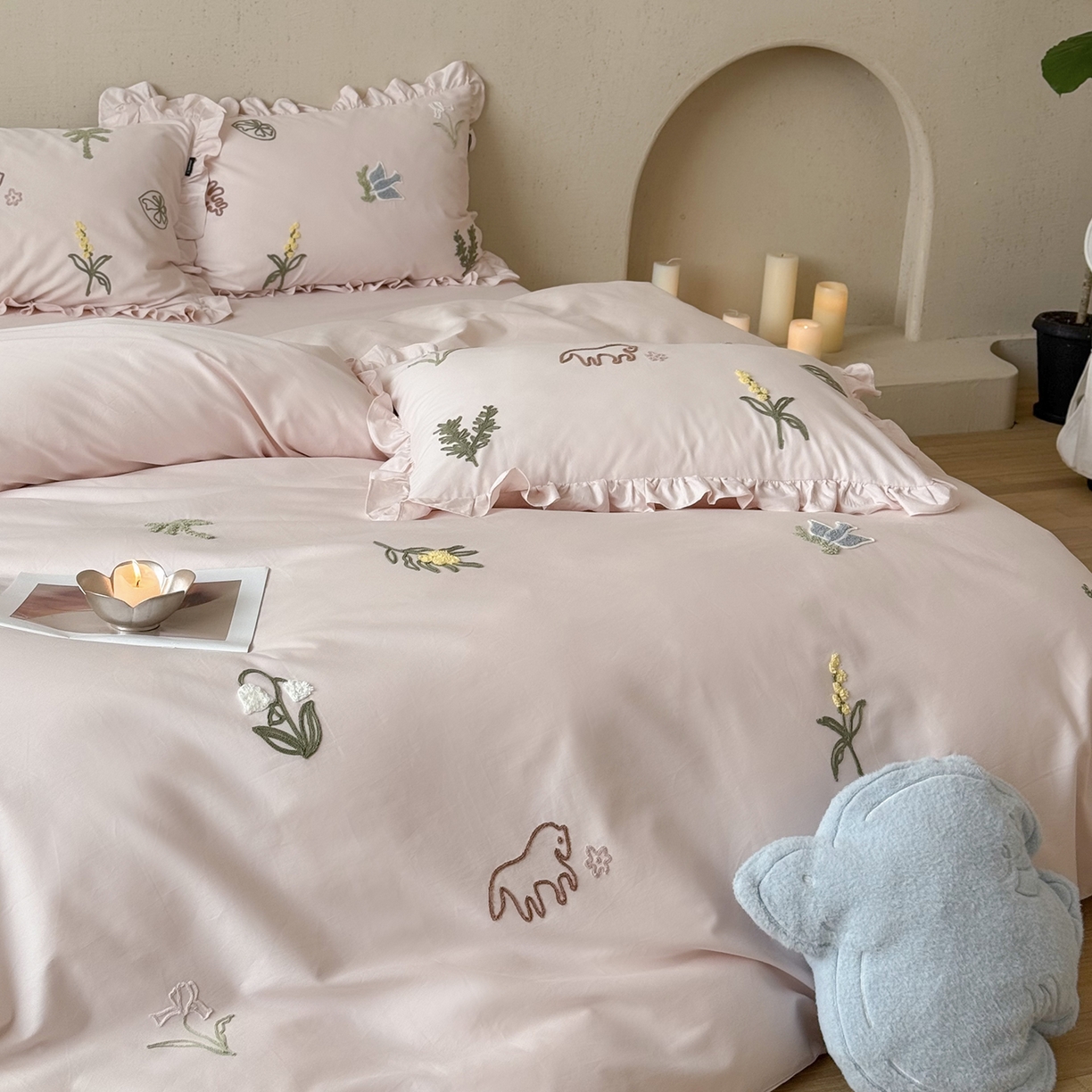 91家纺网 家纺一手货源 找家纺 鹿班家居 2025新款秋冬款100S全棉磨毛毛巾绣系列四件套-海盐梦境-场景二（标准会员-20元） 海盐梦境-粉色