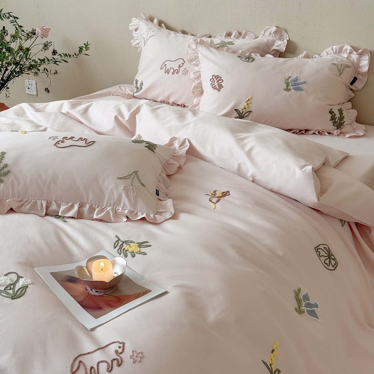 91家纺网 家纺一手货源 找家纺 鹿班家居 2025新款60S莱赛尔刺绣夏被系列-Q软小狗 场景二（标准会员-20） Q软小狗-粉色