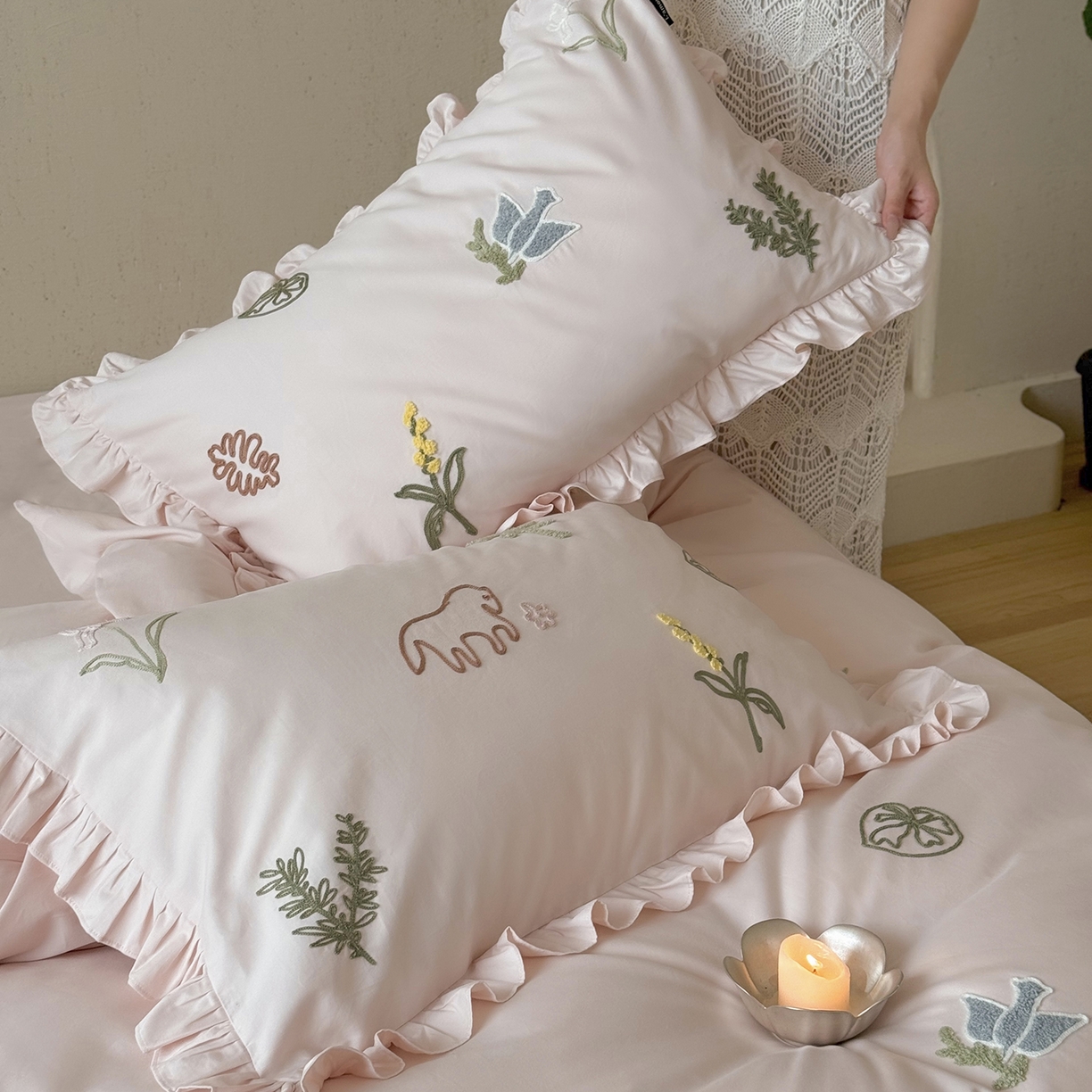 91家纺网 家纺一手货源 找家纺 鹿班家居 2025新款秋冬款100S全棉磨毛毛巾绣系列四件套-海盐梦境-场景二（标准会员-20元） 海盐梦境-粉色