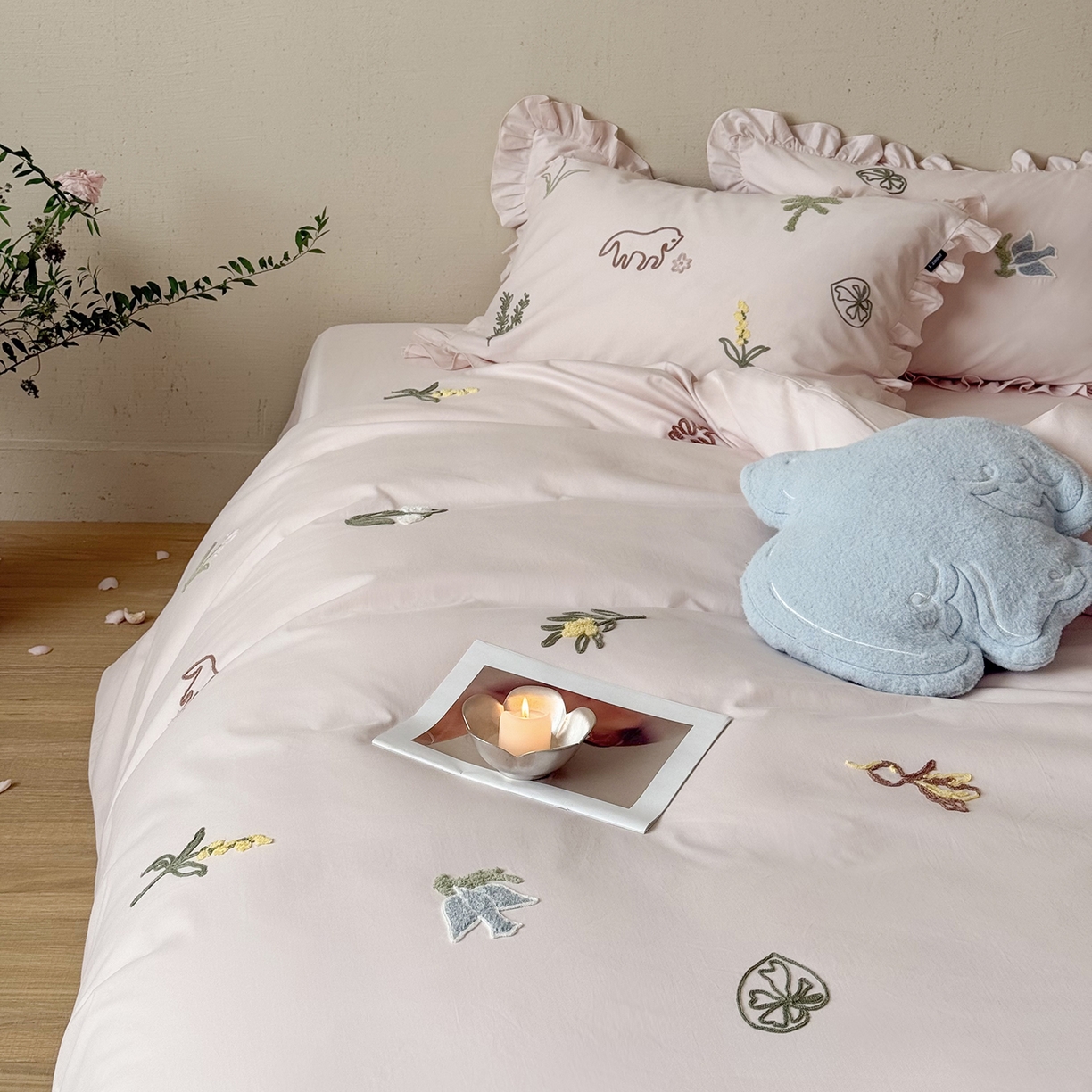 91家纺网 家纺一手货源 找家纺 鹿班家居 2025新款秋冬款100S全棉磨毛毛巾绣系列四件套-海盐梦境-场景二（标准会员-20元） 海盐梦境-粉色