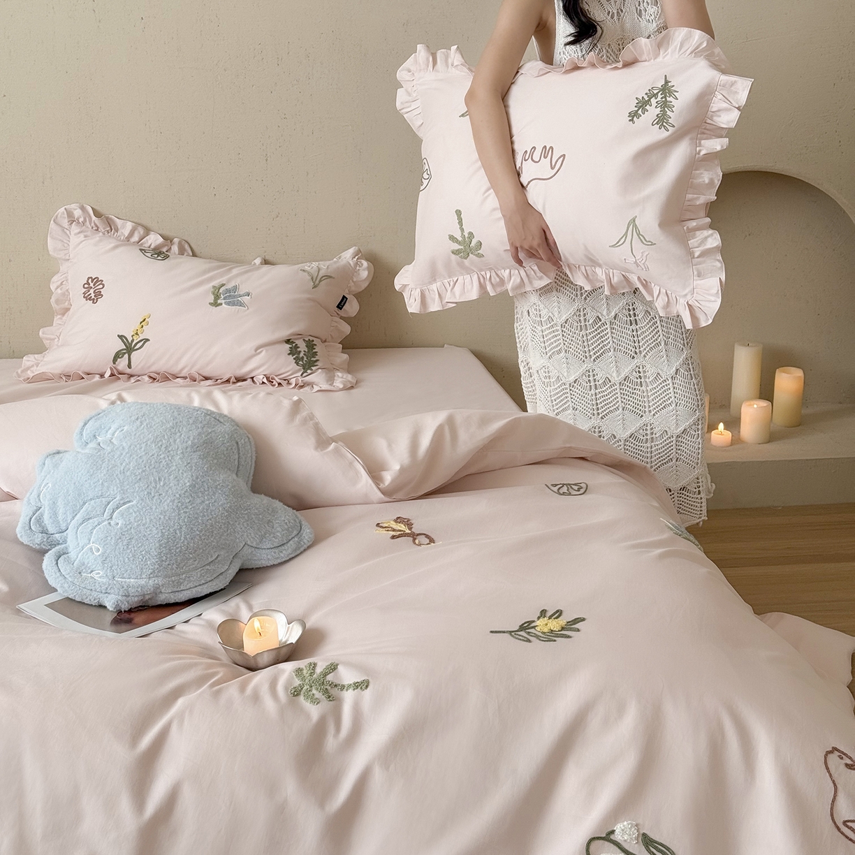 91家纺网 家纺一手货源 找家纺 鹿班家居 2025新款秋冬款100S全棉磨毛毛巾绣系列四件套-海盐梦境-场景二（标准会员-20元） 海盐梦境-粉色