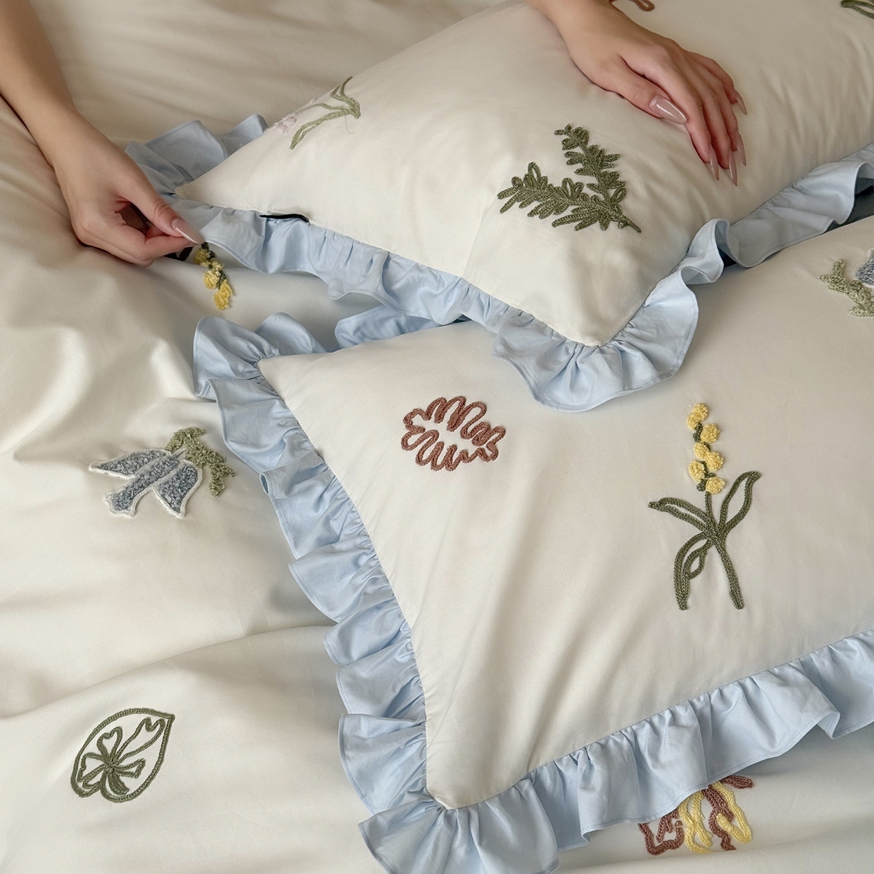 91家纺网 家纺一手货源 找家纺 鹿班家居 2025新款秋冬款100S全棉磨毛毛巾绣系列四件套-海盐梦境-场景二（标准会员-20元） 海盐梦境-蓝色