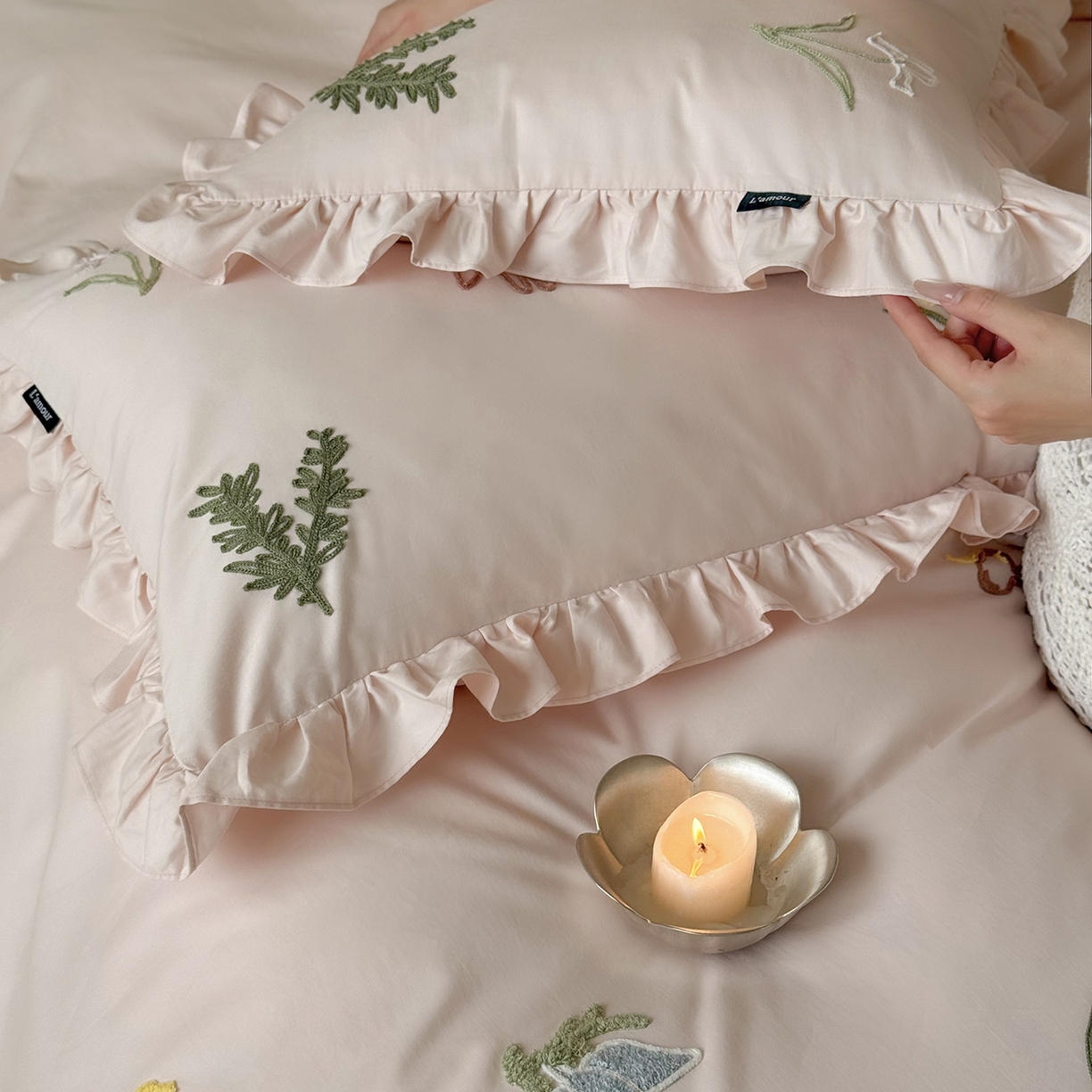 91家纺网 家纺一手货源 找家纺 鹿班家居 2025新款秋冬款100S全棉磨毛毛巾绣系列四件套-海盐梦境-场景二（标准会员-20元） 海盐梦境-粉色