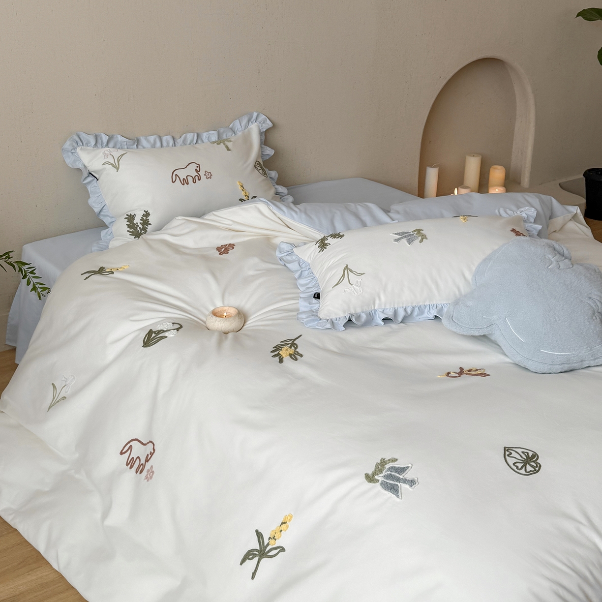 91家纺网 家纺一手货源 找家纺 鹿班家居 2025新款秋冬款100S全棉磨毛毛巾绣系列四件套-海盐梦境-场景二（标准会员-20元） 海盐梦境-蓝色