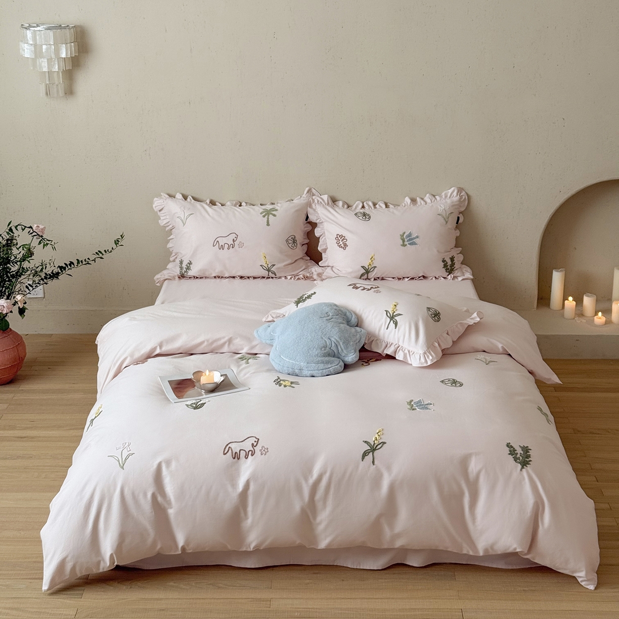 91家纺网 家纺一手货源 找家纺 鹿班家居 2025新款秋冬款100S全棉磨毛毛巾绣系列四件套-海盐梦境-场景二（标准会员-20元） 海盐梦境-粉色