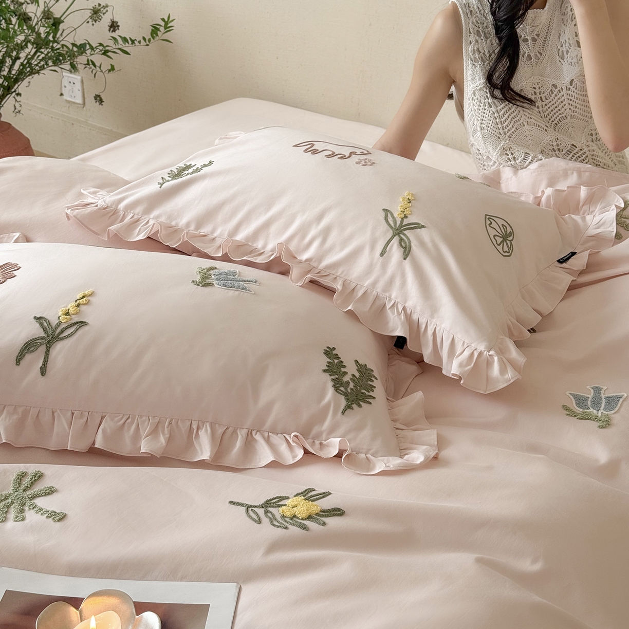 91家纺网 家纺一手货源 找家纺 鹿班家居 2025新款秋冬款100S全棉磨毛毛巾绣系列四件套-海盐梦境-场景二（标准会员-20元） 海盐梦境-粉色