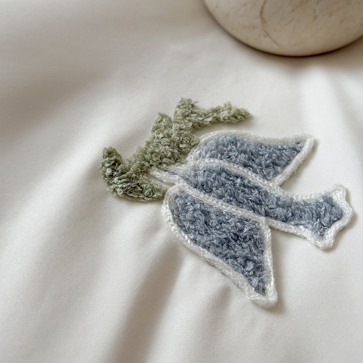 91家纺网 家纺一手货源 找家纺 鹿班家居 2025新款秋冬款100S全棉磨毛毛巾绣系列四件套-海盐梦境-场景二（标准会员-20元） 海盐梦境-蓝色