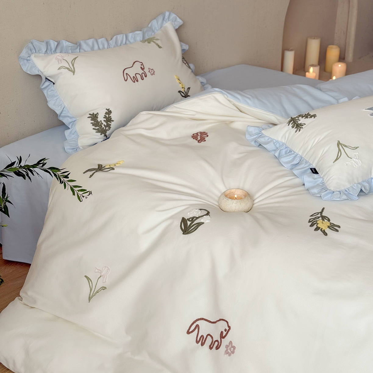 91家纺网 家纺一手货源 找家纺 鹿班家居 2025新款秋冬款100S全棉磨毛毛巾绣系列四件套-海盐梦境-场景二（标准会员-20元） 海盐梦境-蓝色