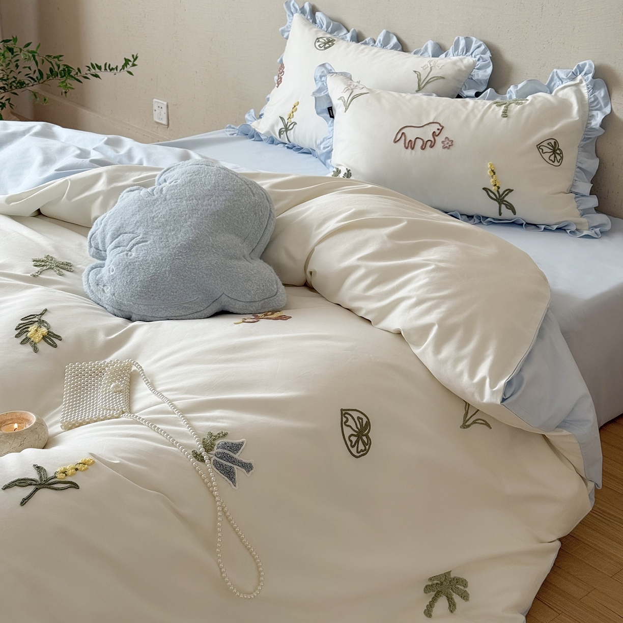 鹿班家居 2025新款秋冬款100S全棉磨毛毛巾绣系列四件套-海盐梦境-场景二（标准会员-20元） 海盐梦境-蓝色