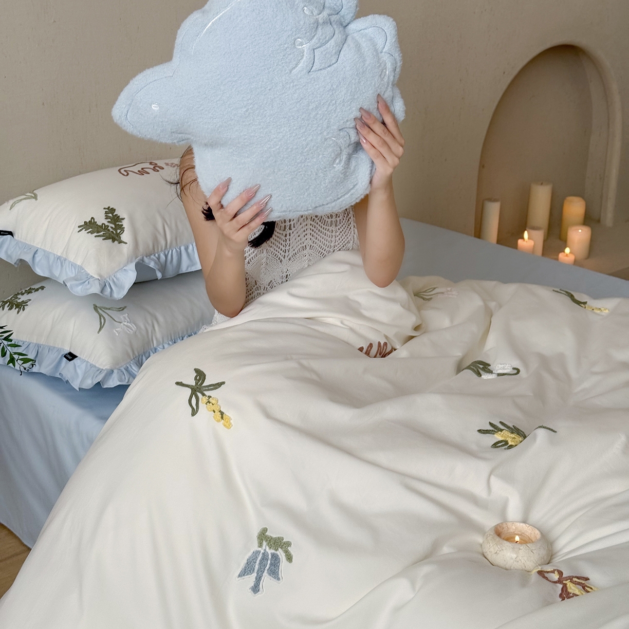 91家纺网 家纺一手货源 找家纺 鹿班家居 2025新款秋冬款100S全棉磨毛毛巾绣系列四件套-海盐梦境-场景二（标准会员-20元） 海盐梦境-蓝色