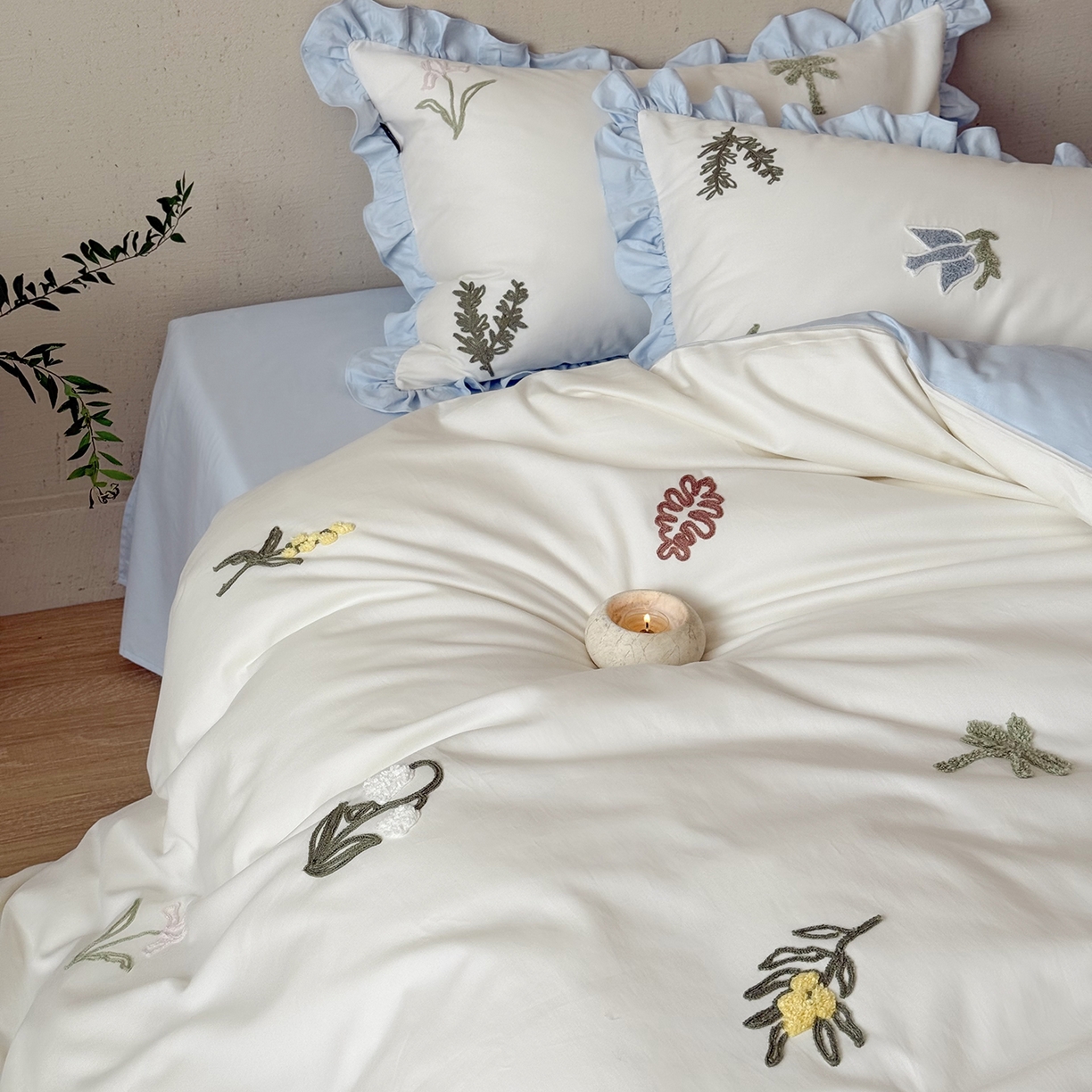 91家纺网 家纺一手货源 找家纺 鹿班家居 2025新款秋冬款100S全棉磨毛毛巾绣系列四件套-海盐梦境-场景二（标准会员-20元） 海盐梦境-蓝色