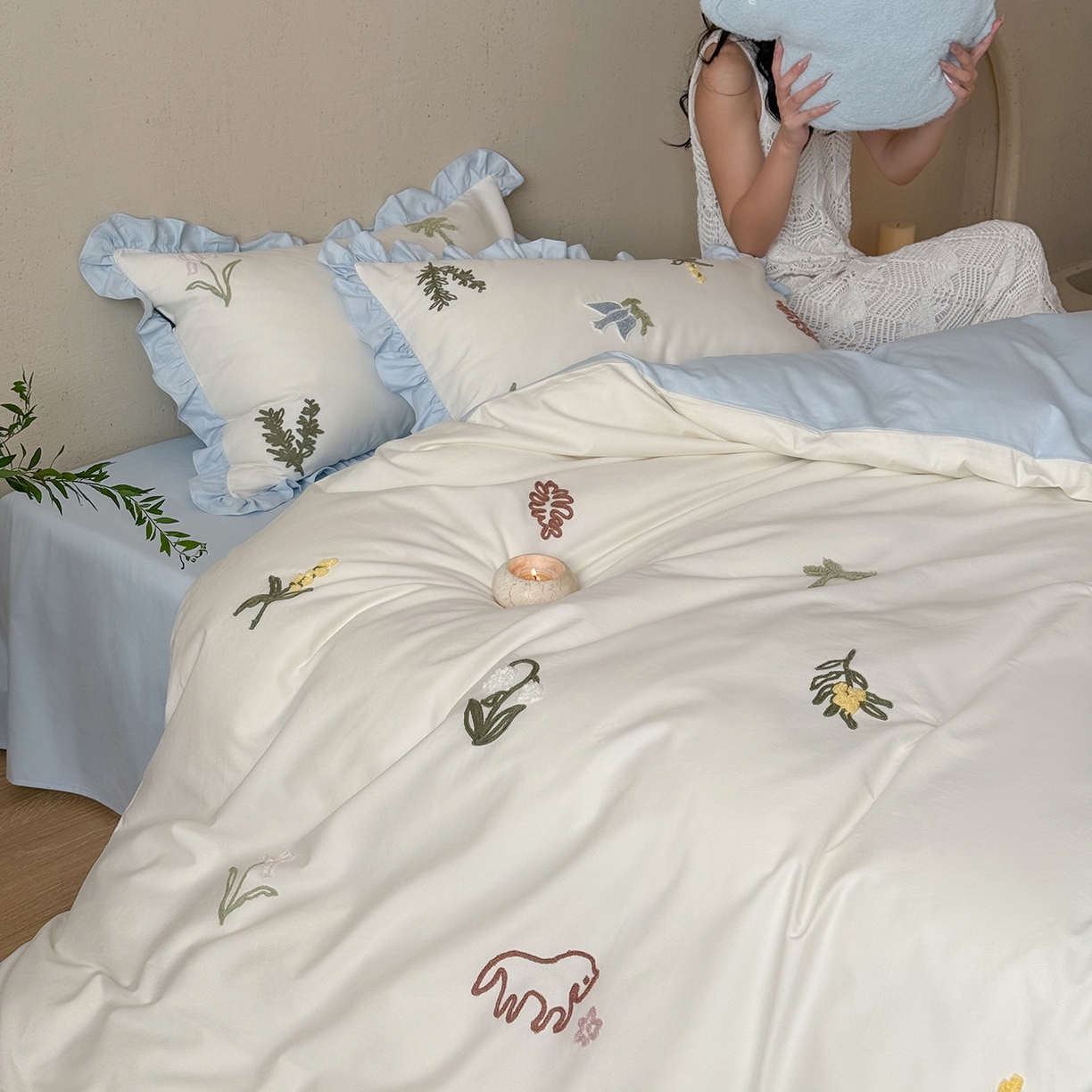 91家纺网 家纺一手货源 找家纺 鹿班家居 2025新款秋冬款100S全棉磨毛毛巾绣系列四件套-海盐梦境-场景二（标准会员-20元） 海盐梦境-蓝色