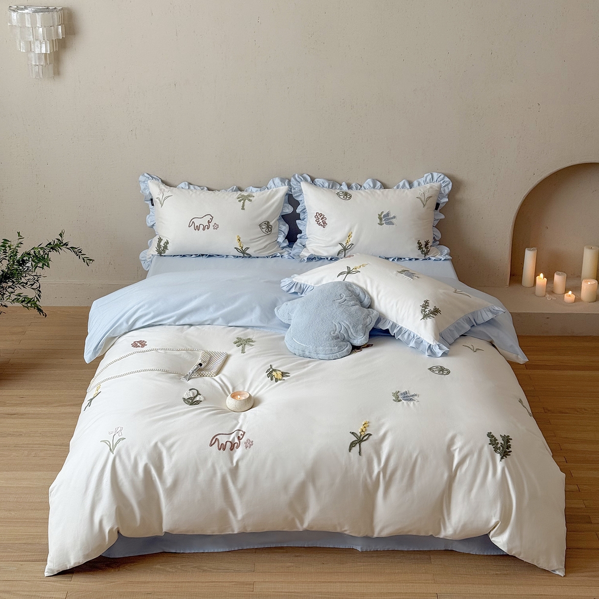 91家纺网 家纺一手货源 找家纺 鹿班家居 2025新款秋冬款100S全棉磨毛毛巾绣系列四件套-海盐梦境-场景二（标准会员-20元） 海盐梦境-蓝色