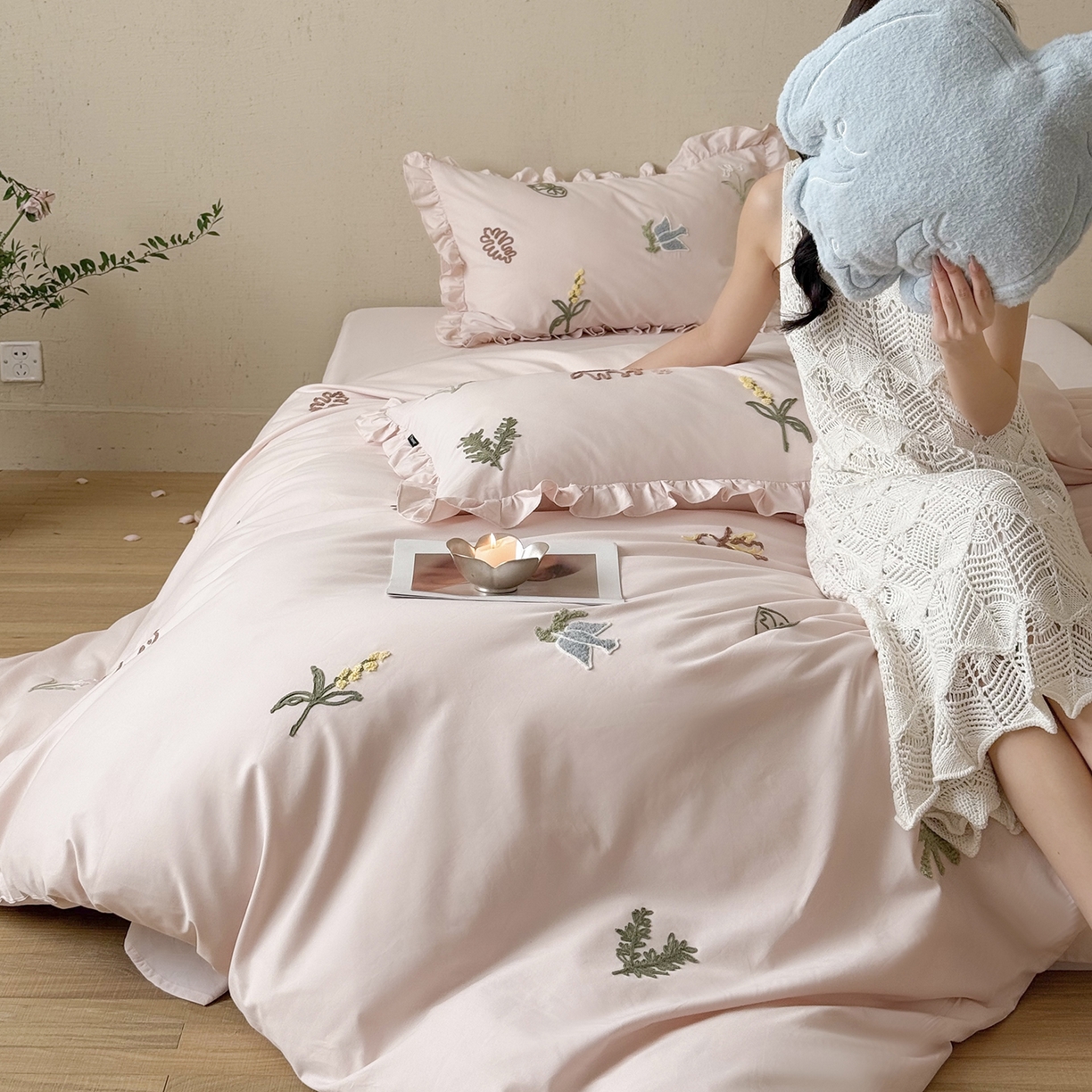 91家纺网 家纺一手货源 找家纺 鹿班家居 2025新款秋冬款100S全棉磨毛毛巾绣系列四件套-海盐梦境-场景二（标准会员-20元） 海盐梦境-粉色