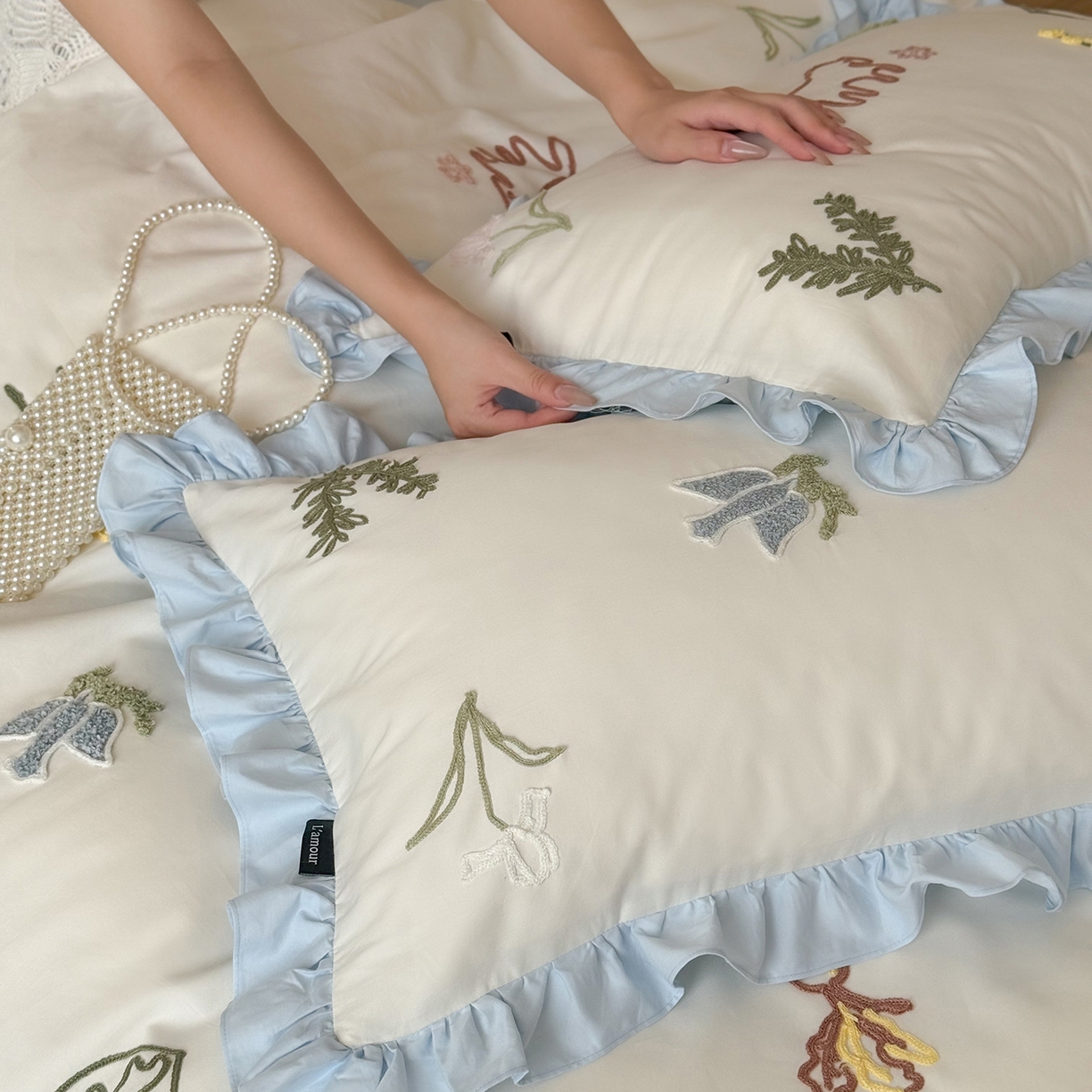 91家纺网 家纺一手货源 找家纺 鹿班家居 2025新款秋冬款100S全棉磨毛毛巾绣系列四件套-海盐梦境-场景二（标准会员-20元） 海盐梦境-蓝色