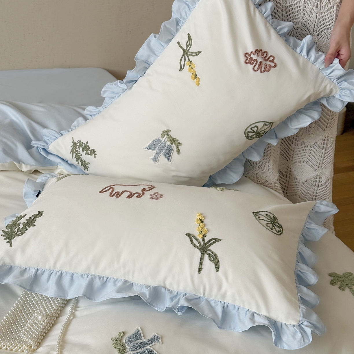 91家纺网 家纺一手货源 找家纺 鹿班家居 2025新款秋冬款100S全棉磨毛毛巾绣系列四件套-海盐梦境-场景二（标准会员-20元） 海盐梦境-蓝色