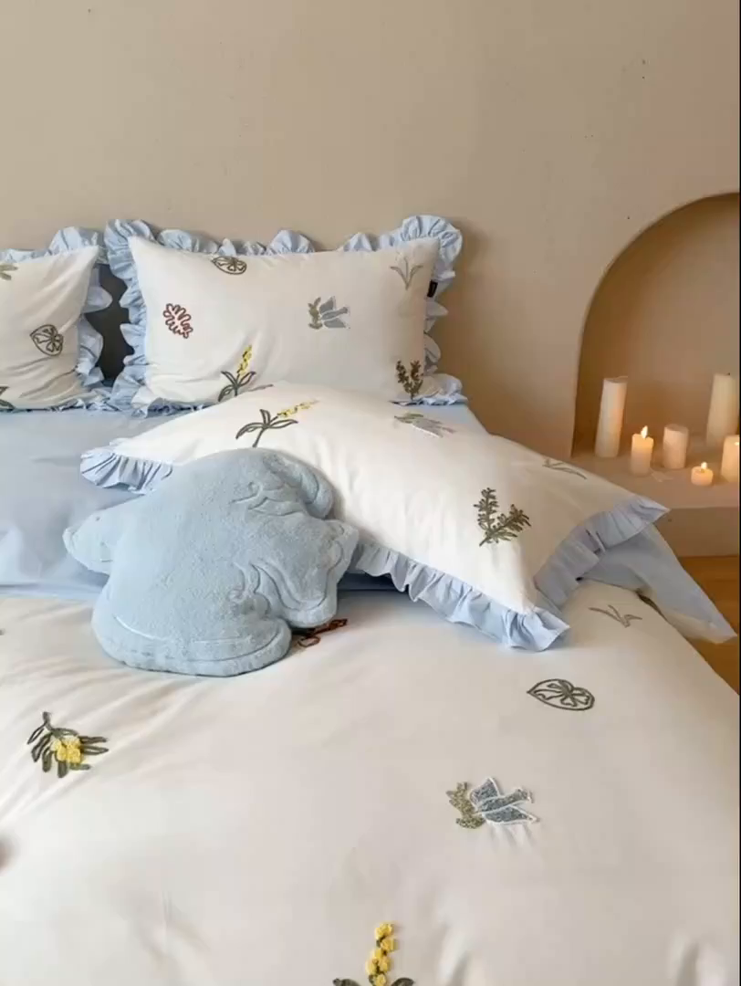 91家纺网 家纺一手货源 找家纺 鹿班家居 2025新款秋冬款100S全棉磨毛毛巾绣系列四件套-海盐梦境-场景二（标准会员-20元） 海盐梦境-蓝色
