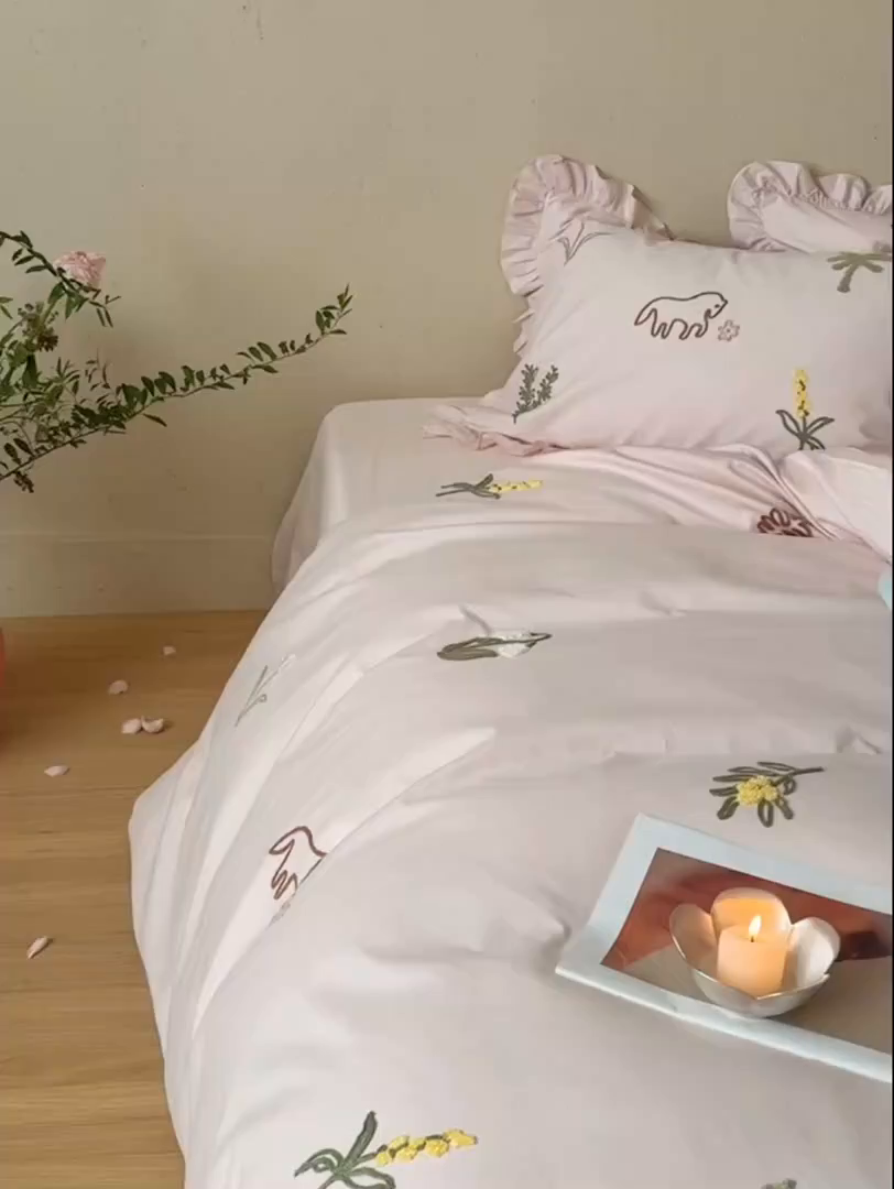 91家纺网 家纺一手货源 找家纺 鹿班家居 2025新款秋冬款100S全棉磨毛毛巾绣系列四件套-海盐梦境-场景二（标准会员-20元） 海盐梦境-粉色