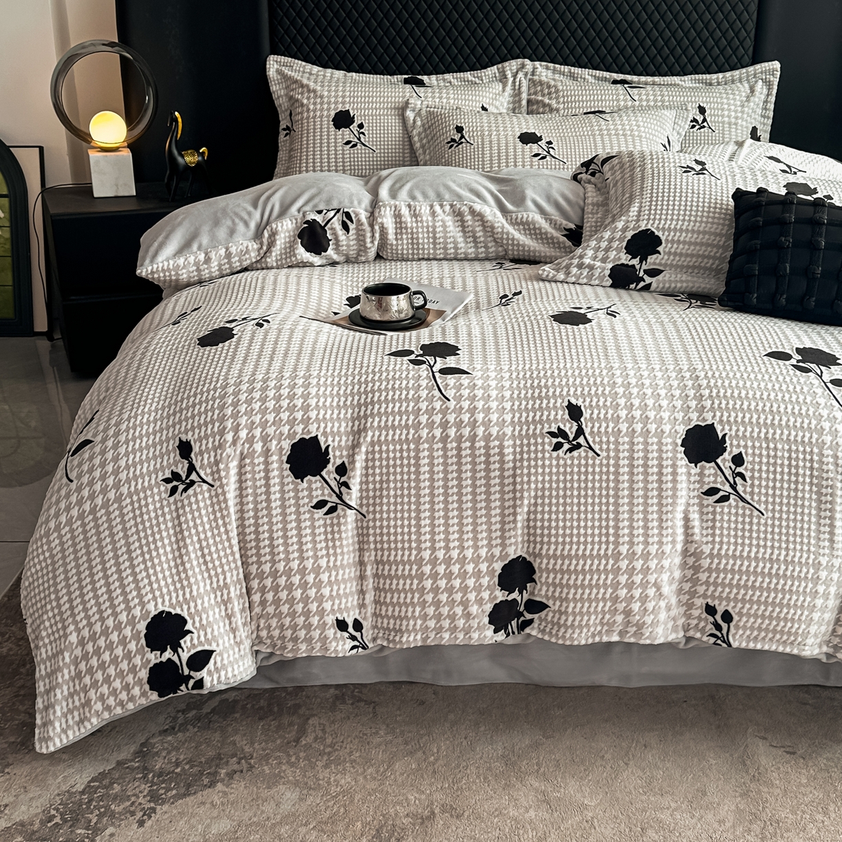 91家纺网 家纺一手货源 找家纺 金昱纺 2025新款高克重牛奶绒立体烂花四件套 千鸟花语-灰