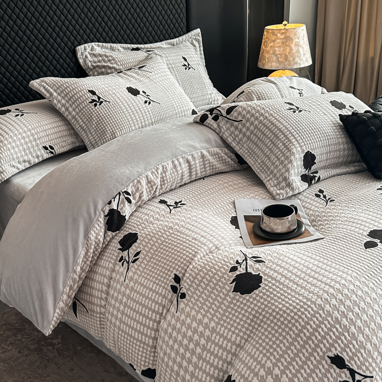 91家纺网 家纺一手货源 找家纺 金昱纺 2025新款高克重牛奶绒立体烂花四件套 千鸟花语-灰