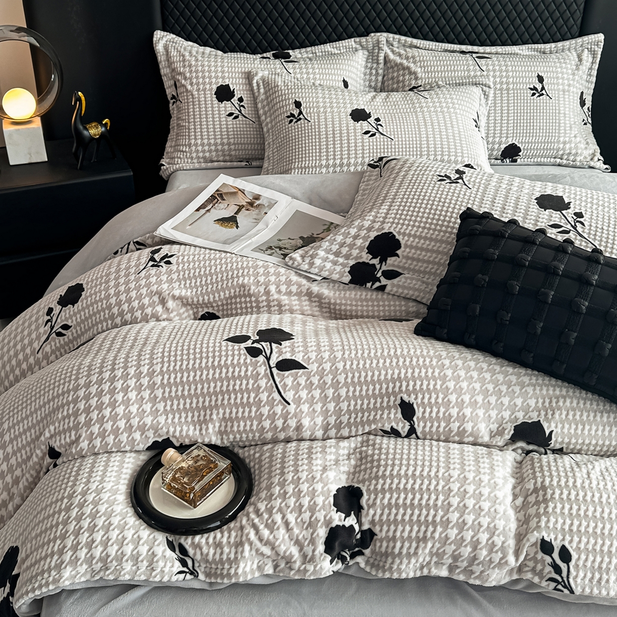 91家纺网 家纺一手货源 找家纺 金昱纺 2025新款高克重牛奶绒立体烂花四件套 千鸟花语-灰