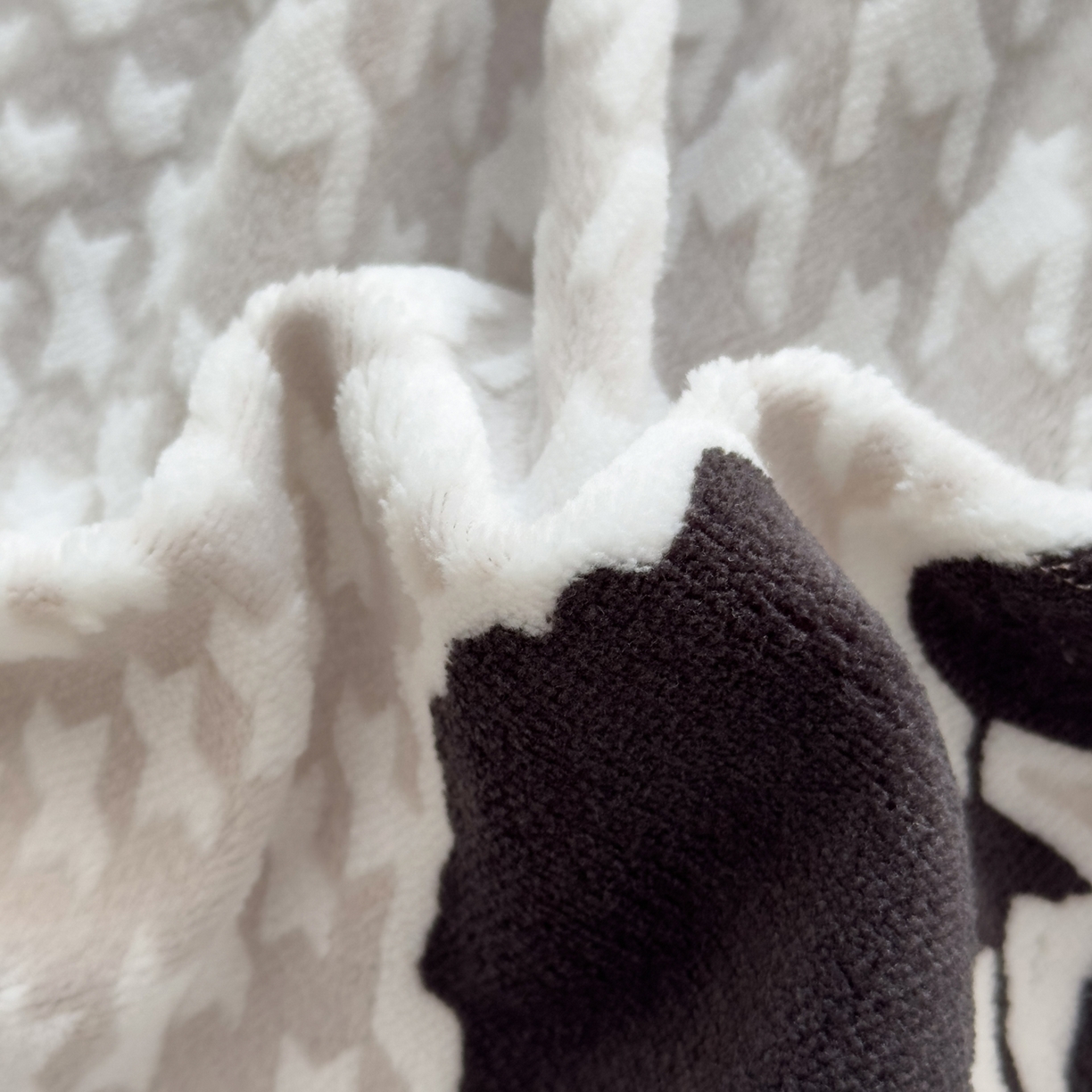 91家纺网 家纺一手货源 找家纺 金昱纺 2025新款高克重牛奶绒立体烂花四件套 千鸟花语-灰