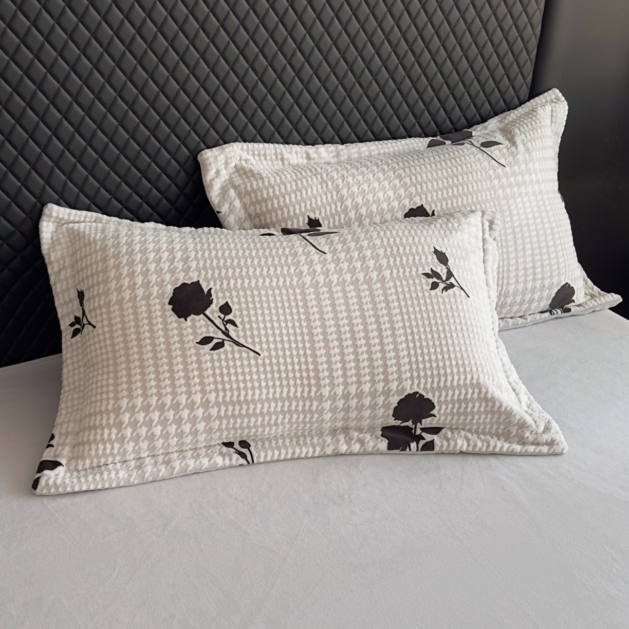 91家纺网 家纺一手货源 找家纺 金昱纺 2025新款高克重牛奶绒立体烂花四件套 千鸟花语-灰