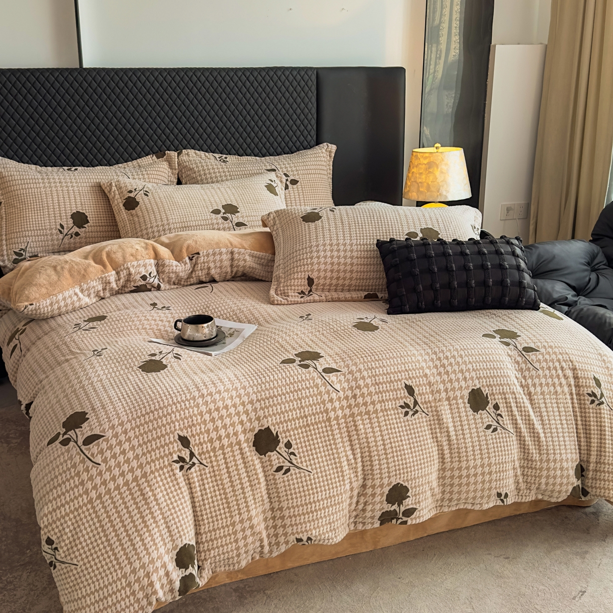 91家纺网 家纺一手货源 找家纺 金昱纺 2025新款高克重牛奶绒立体烂花四件套 千鸟花语-浅咖