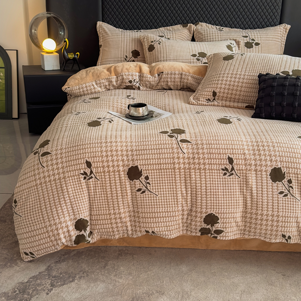 91家纺网 家纺一手货源 找家纺 金昱纺 2025新款高克重牛奶绒立体烂花四件套 千鸟花语-浅咖