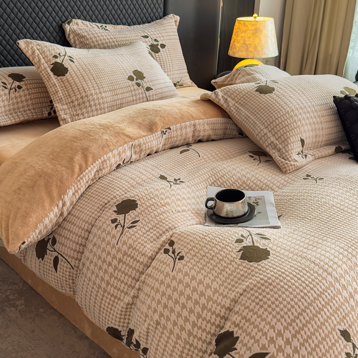 91家纺网 家纺一手货源 找家纺 金昱纺 2025新款高克重牛奶绒立体烂花四件套 千鸟花语-浅咖