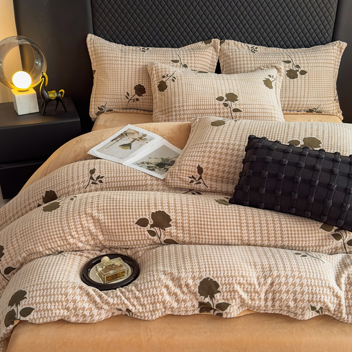 91家纺网 家纺一手货源 找家纺 金昱纺 2025新款高克重牛奶绒立体烂花四件套 千鸟花语-浅咖