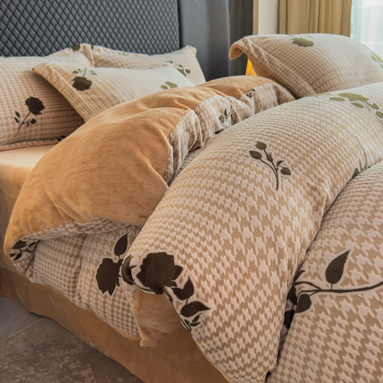 91家纺网 家纺一手货源 找家纺 金昱纺 2025新款高克重牛奶绒立体烂花四件套 千鸟花语-浅咖