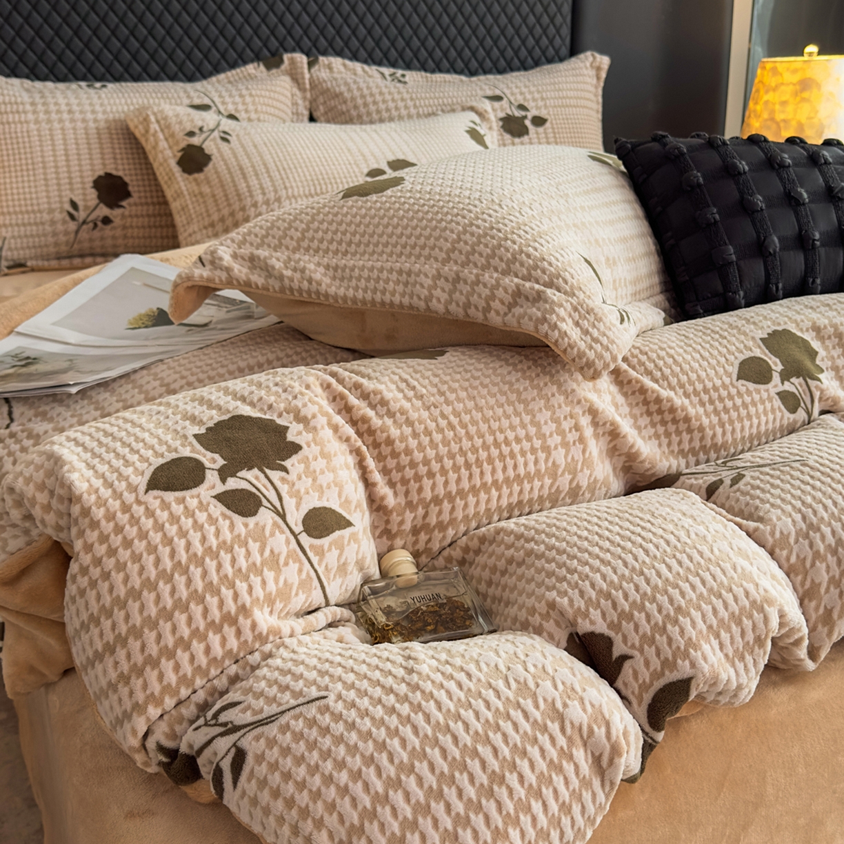 91家纺网 家纺一手货源 找家纺 金昱纺 2025新款高克重牛奶绒立体烂花四件套 千鸟花语-浅咖