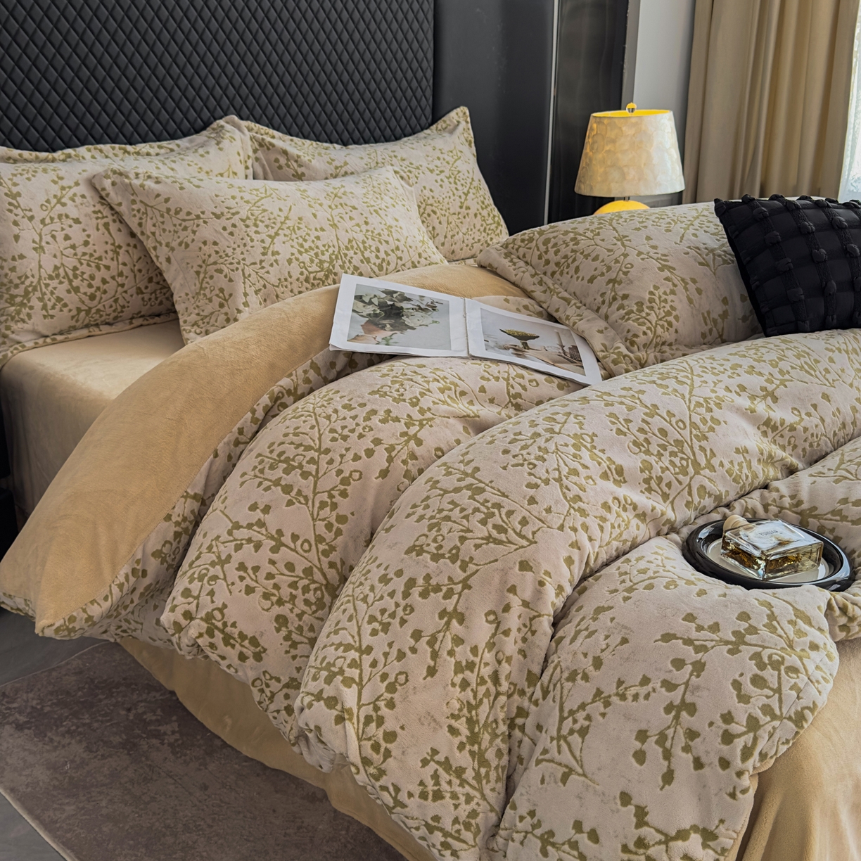 91家纺网 家纺一手货源 找家纺 金昱纺 2025新款高克重牛奶绒立体烂花四件套 秋景-咖