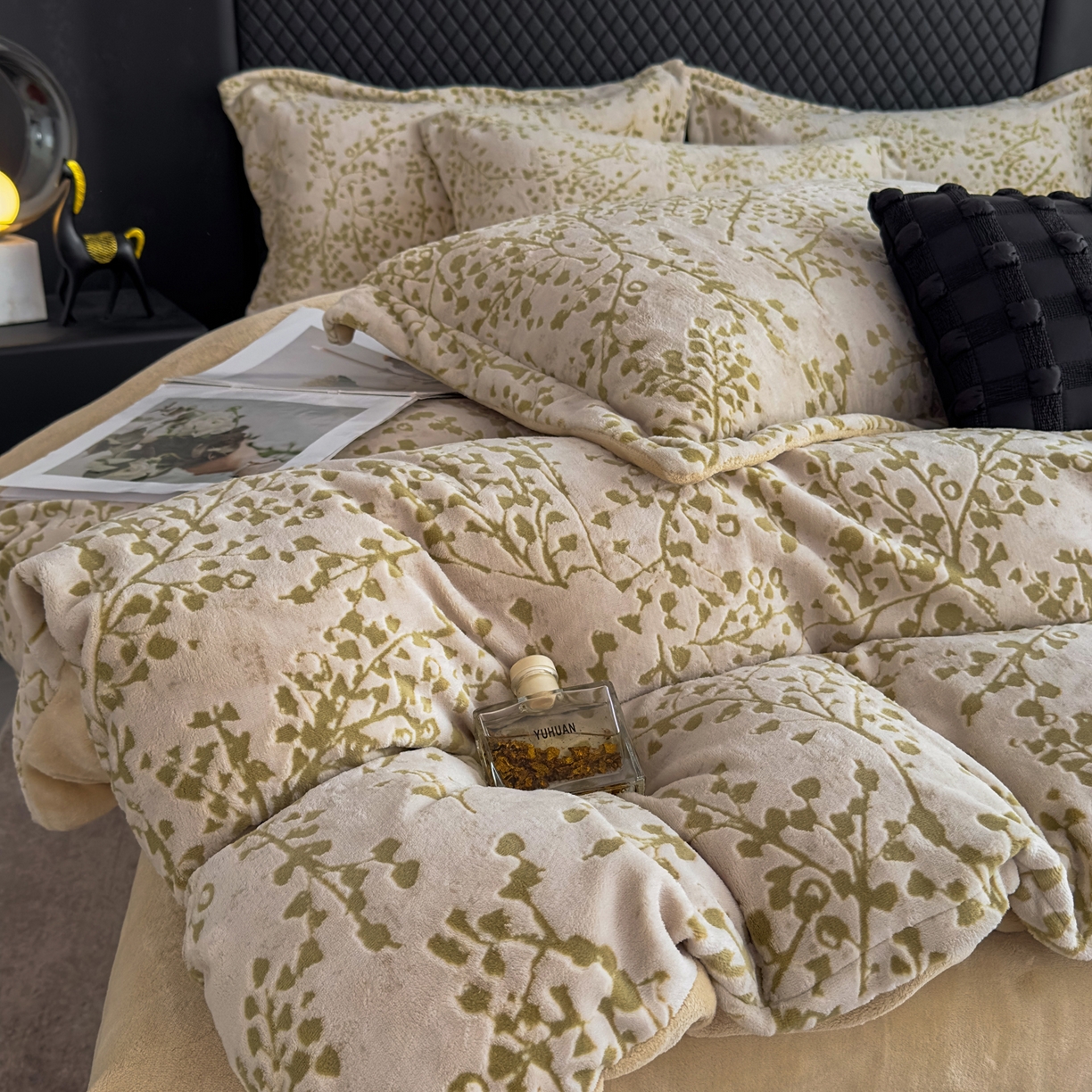 91家纺网 家纺一手货源 找家纺 金昱纺 2025新款高克重牛奶绒立体烂花四件套 秋景-咖