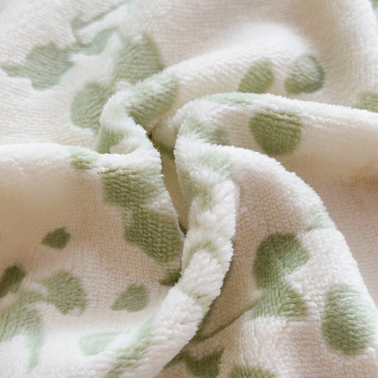 91家纺网 家纺一手货源 找家纺 金昱纺 2025新款高克重牛奶绒立体烂花四件套 秋景-绿